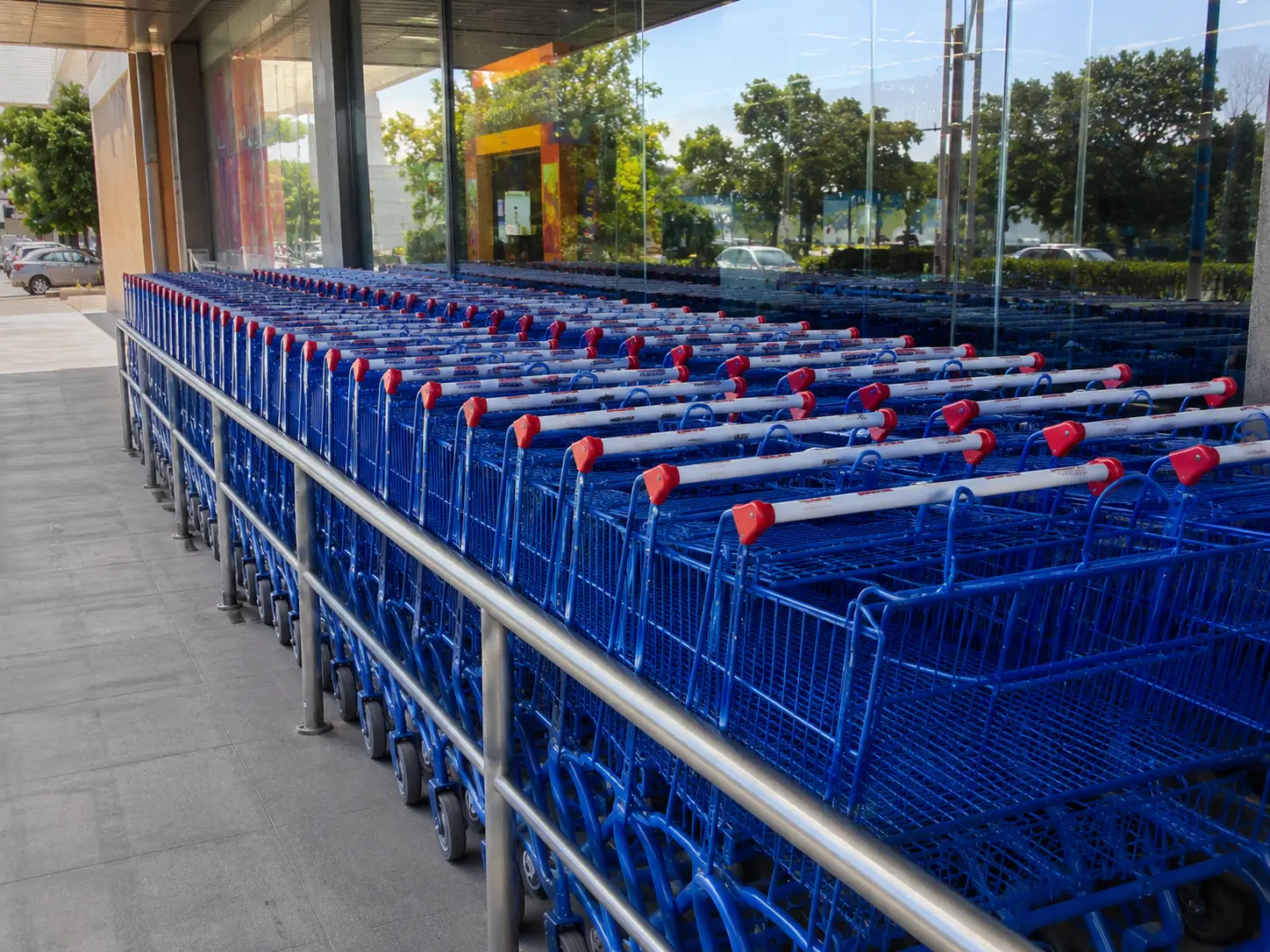 Carrinhos de supermercado organizados na entrada da loja